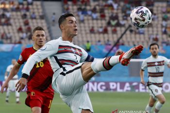 Cristiano Ronaldo raih sepatu mas Euro 2020