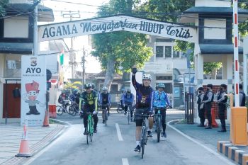 Hari Bhayangkara Ke-75, Forkopimda NTB gowes sehat dan bagi sembako