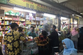 Kasus COVID-19 di Jakarta tinggi, toko obat di Pasar Kramat Jati ramai pembeli