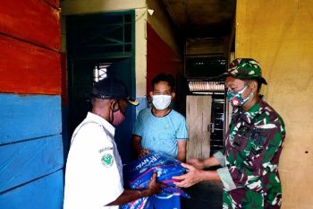 Satgas TNI-Dinkes bagi kelambu untuk warga perbatasan RI-PNG