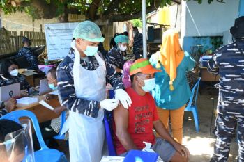 TNI AL laksanakan Serbuan Vaksinasi di desa pesisir Sulawesi Utara