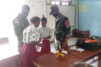 Satgas TNI Yonif 611 beri pelatihan P3K siswa SD di perbatasan RI-PNG
