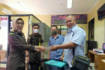 Seorang terpidana kasus korupsi bayar denda Rp50 juta dan diterima Kejari Padang