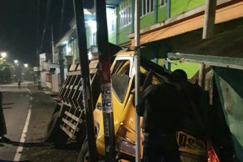 Dam truk tabrak pagar sekolah di Lombok Tengah