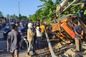 Rem blong, truk pengangkut sembako tabrak kios di jurang Jaler Loteng