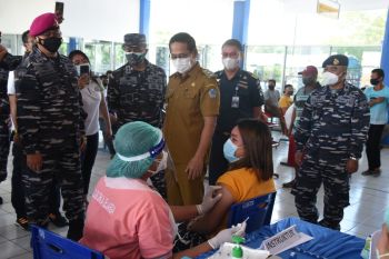 TNI AL gelar Serbuan Vaksinasi bagi masyarakat maritim di Bitung