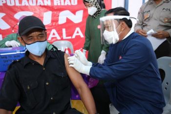 Wawako Tanjungpinang jadi tukang suntik vaksin warga
