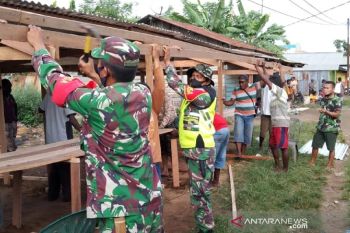 TNI bantu warga Merauke buat lapak tempat berjualan