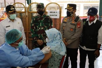 Bupati Bantul meninjau vaksinasi COVID-19 bagi pelaku wisata