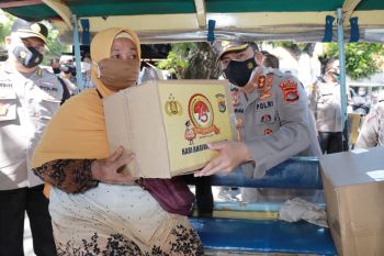 Polda NTB membagikan 10.770 masker dan ratusan sembako