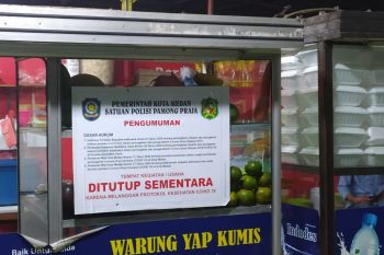 Tim patroli Prokes segel warung makan di Kota Medan