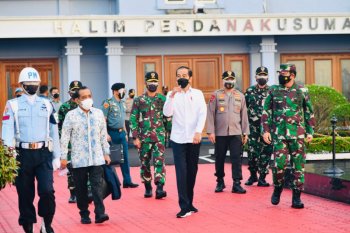 Jokowi tiba di Kendari tinjau vaksinasi massal dan buka Munas Kadin