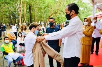 Steven Stenly mendapat jaket dari Presiden saat vaksin di Kendari