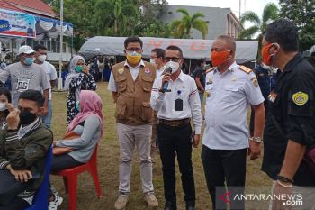 Warga antusias mengikuti vaksinasi massal di Satgas COVID Baubau