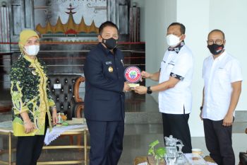 Gubernur Arinal terima penghargaan atas keberhasilannya dukung program Pertashop