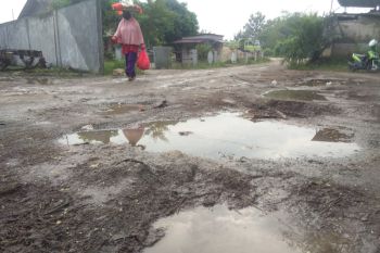 Akibat jalan rusak dan berlubang, pengendara sering terjatuh