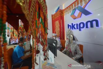 PELAYANAN PUBLIK MENGGUNAKAN PAKAIAN ADAT