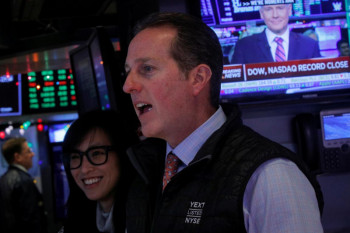 Saham-saham Wall Street dibuka sedikit lebih rendah setelah rilis data ekonomi