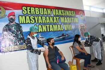TNI AL gelar "Serbuan Vaksin" masyarakat maritim di Pelabuhan Manado