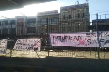 Ada spanduk "Turunkan Erman Safar" terpasang di Bukittinggi