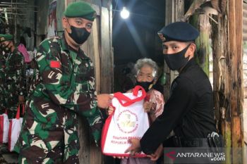 TNI-Polri membagikan bansos Presiden ke warga kurang mampu di Kendari