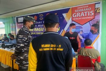Lanal Kendari adakan vaksinasi COVID-19 dan pembagian sembako