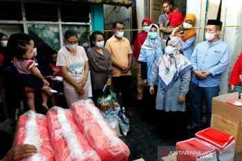 Dinsos-PKK Kendari Serahkan Bantuan Empat Keluarga Korban Kebakaran