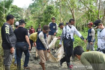 Bupati-wabup kembali ikut gotong royong perbaiki jalan Desa Tanjung