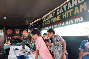 Satgas TNI Yonif 403 ajarkan ilmu komputer anak Papua di perbatasan