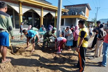 Bhabinkamtbmas dan Babinsa gelar gotong royong