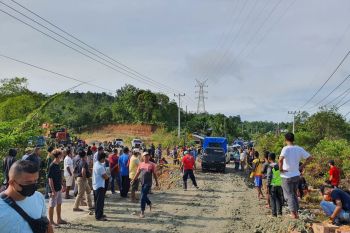 Jalur lintas Sumbar-Riau belum dapat dilalui truk