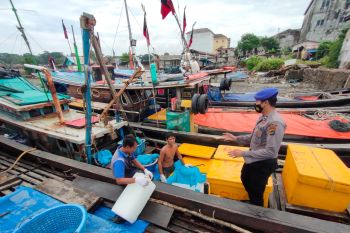 Polisi awasi aktivitas Pelabuhan Mentok