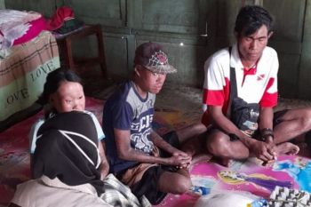 Gubernur NTB memberikan bantuan kakak adik yatim piatu di Bima