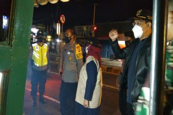 Bupati Sleman memantau langsung pelaksanaan PPKM Darurat hari pertama