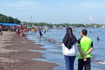 Pantai di Kawasan Tanjung Bunga Makassar tetap dipadati pengunjung