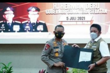Gubernur Sumsel Herman Deru terima pin emas dari Kapolri