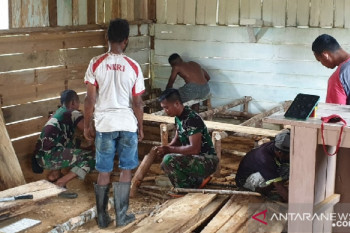 Satgas TNI Yonif 403 bersama warga renovasi gereja di perbatasan RI-PNG
