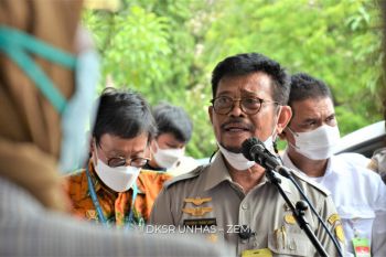 Mentan serahkan bantuan pertanian senilai Rp10 miliar ke Unhas