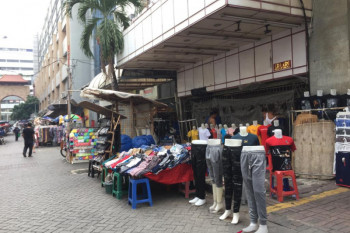 Suasana PPKM darrat, aktivitas lapak pedagang Pasar Baru tetap berjalan