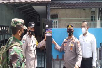 Rumah penderita COVID-19 isolasi mandiri dipasangi stiker