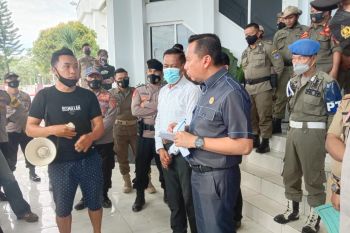 Pengemudi truk Kolaka demo tolak kenaikan retribusi