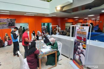 Sasar pedagang dan pengunjung, Pariaman laksanakan vaksinasi massal di pasar rakyat