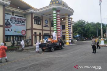 Polsek Tilongkabila semprot disinfektan di lokasi isolasi COVID-19