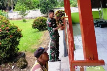 Satgas TNI percantik tempat ibadah di perbatasan RI-PNG