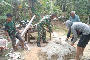 Babinsa bantu selesaikan bangunan rumah TMMD kampung Warkimbon