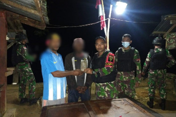 Warga perbatasan RI-PNG serahkan ganja ke Satgas TNI Yonif 403