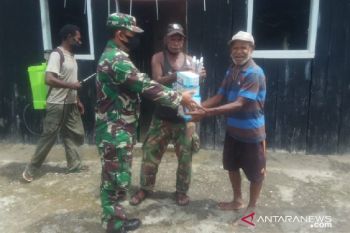 Babinsa Koramil Napan semprot disinfektan cegah penularan COVID-19