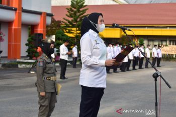 Rezita Meylani pimpin upacara dan ikuti prosesi tepuk tawar