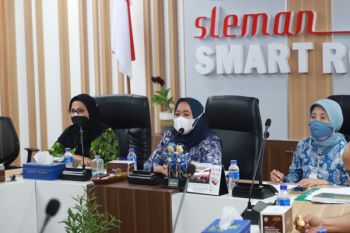 Bupati Sleman menyosialisasikan PPKM Darurat kepada GOW secara virtual