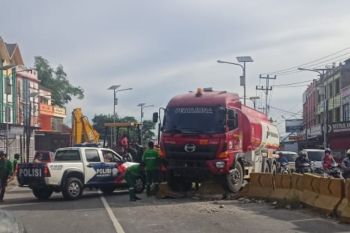 Truk tangki Pertamina alami slip dan menabrak pembatas jalan di Bukittinggi